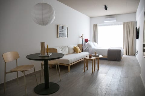 Mesa de Comedor, Sillón y Cama Principal