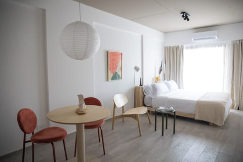 Cama Principal y Mesa de Comedor