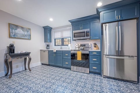 Fully equipped kitchen, Custom cabinets, stone counter top