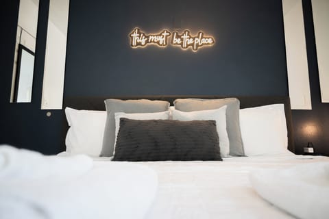 Rest comfortably in the king bed with a memory foam mattress. 