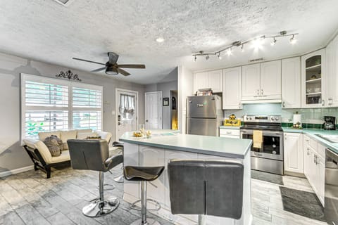 Kitchen | Breakfast Bar | Twin Futon