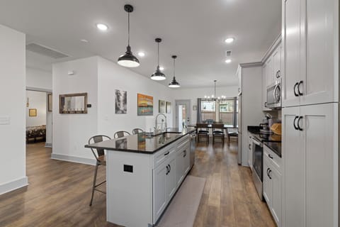 Fully Stocked Kitchen (3)