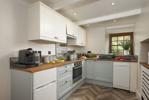 The Corner Cottage, Carnhell Green, Hayle: Superbly equipped with everything you'll need during your stay