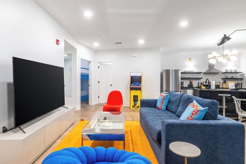 Living area with an arcade game.