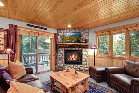 Timber Wolf Lodge 10 D has a cozy gas burning fire place and flat screen TV in the living room with leather couch and chair
