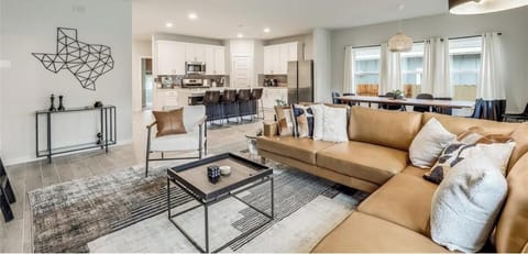 Comfortable, Spacious Family Home Close to Southpark Meadows