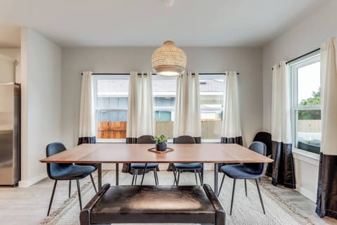 Bright dining space, perfect for entertaining