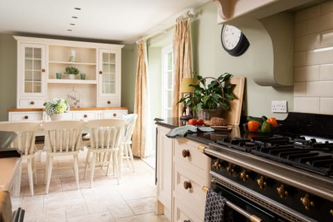 Spacious & light kitchen/dining area