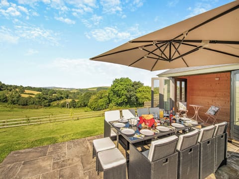 Outdoor eating area | Island Yard, Moreleigh