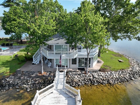 360 Views of Lack Murray. 