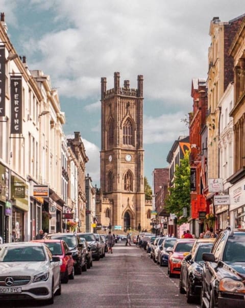Just steps from Bold Street—less than 30 seconds from your door—you’ll find an incredible mix of restaurants, cafés, and bars, offering endless options for every taste and occasion.
