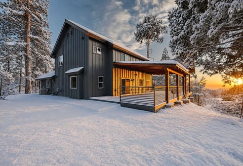 Welcome to Sunset Retreat where the views are Ahhhhmazing! We believe in unbeatable service, communication, and amenities! Stay with us! @thecabinhost