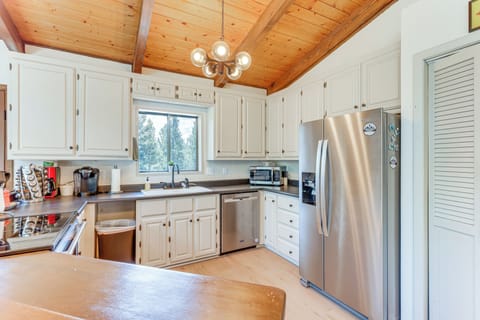 Kitchen | Cooking Basics | Dishwasher | Keurig & Drip Coffee Makers | Main Level