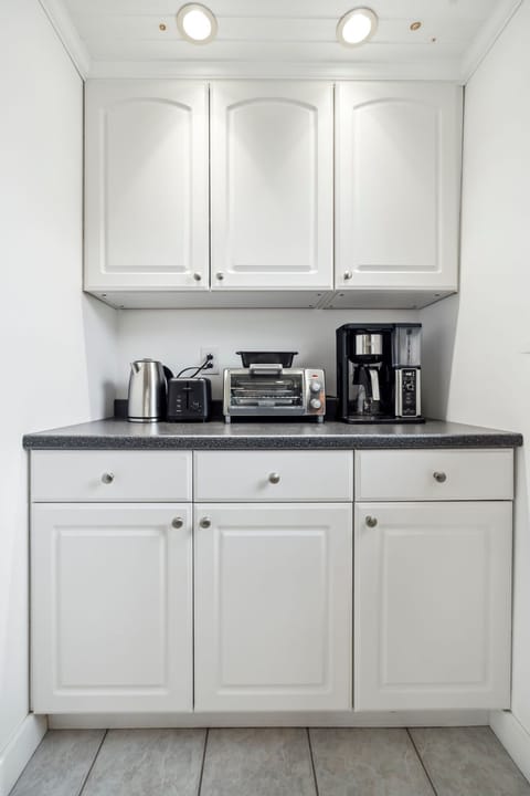 Fully equipped with all necessary appliances and 5-person eat-in kitchen counter