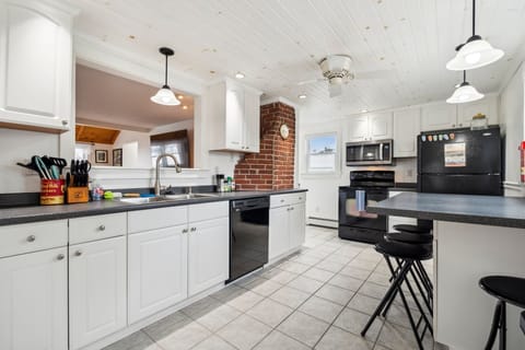 Fully equipped with all necessary appliances and 5-person eat-in kitchen counter