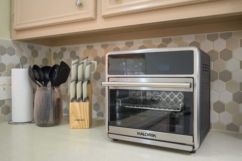Well-equipped kitchen with Air Fryer, Utensils and Knife set