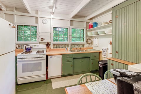 Kitchen | 1st Floor | Keurig Coffee Maker | Toaster | Slow Cooker