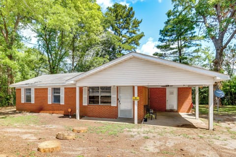 Brent Vacation Rental | 2BR | 1BA | 940 Sq Ft | 1 Step to Enter