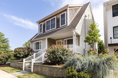 Welcome to First Mate! Park, drop your bags and head out to the lively Eastport neighborhood full of restaurants, pubs and the sailing lifestyle.