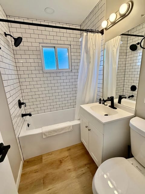 Reset your day with a simple, spotless bath experience.