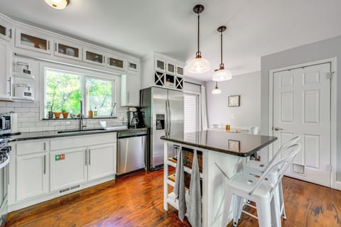 Kitchen | Main Level | Cooking Basics | Breakfast Bar