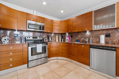 Cook with ease in this fully stocked kitchen featuring modern appliances, cookware, and family-friendly essentials. Perfect for preparing quick breakfasts, holiday feasts, or sunset dinners. #FamilyVibes #VacationHome #AventuraStay