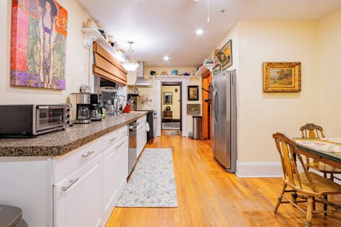 Note antique kitchen table & chairs. Enjoy morning coffee with a lake view!