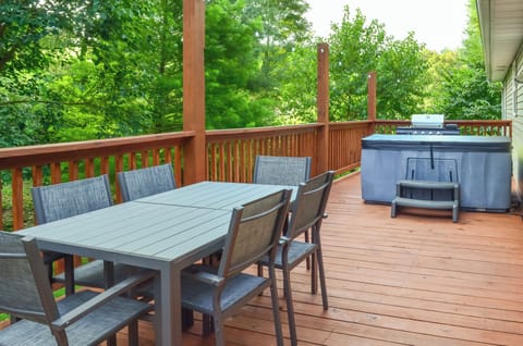 Private Deck | Hot Tub | 12 Mi to Natural Bridge State Park