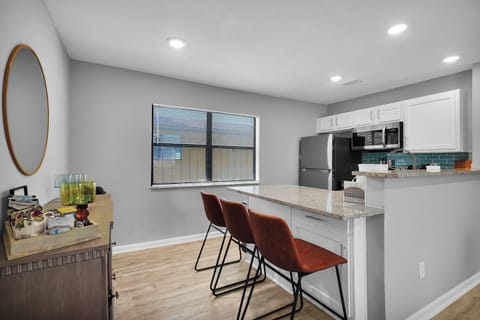 Fully equipped kitchen and eating bar