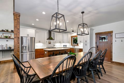 Dining space, kitchen & coffee bar