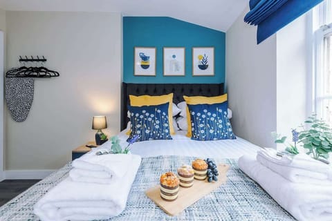 The studio benefits from a comfortable double bed, a 40-inch Smart TV, an en-suite bathroom and a fully equipped kitchen.