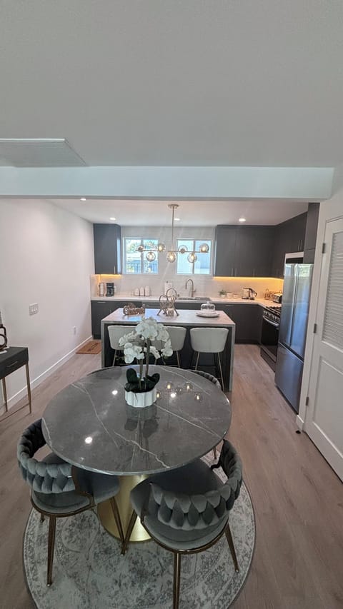 Kitchen and breakfast area