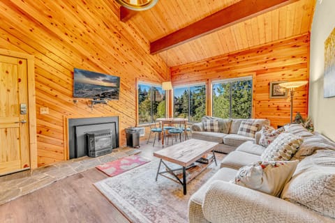 Living Room: 6-person couch, pellet stove, 46” TV, soaring windows overlooking the creek, 4-person dining table
