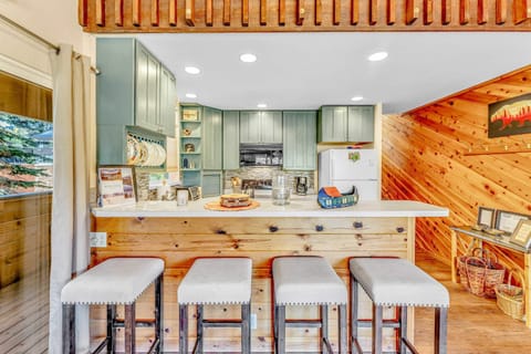 Kitchen: Well-equipped kitchen, open to the living room, kitchen bar w/4 bar stools
