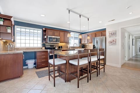 Kitchen & Island seating