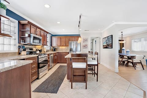 Kitchen & Island seating