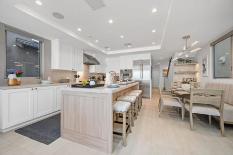 Kitchen & Island seating