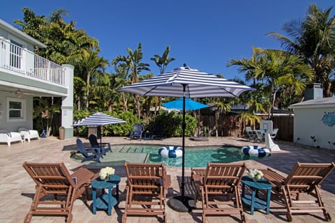 Welcome to Paradise Breezes. Your 3 bedroom (2 Kings-1 Queen) 2.5 bathroom, heated pool home awaits!