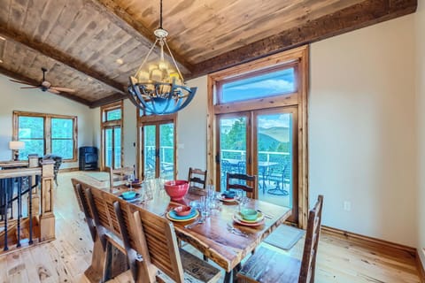 Rustic beauty and clean comfort! Plenty of room for 8 guests.