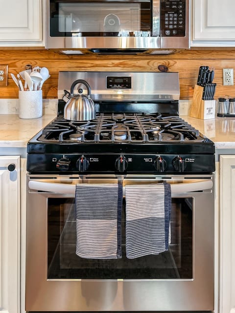 The gas range stove has been newly updated.