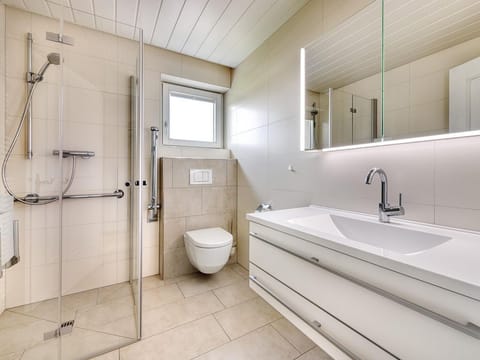 Ferienhaus Walter by A-appartments - Ferienhaus, Dusche und Badewanne, Terrasse Apartment in Vorarlberg, Austria