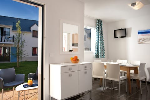 Loads of room at the dining table and the open concept is always nice for the cook.