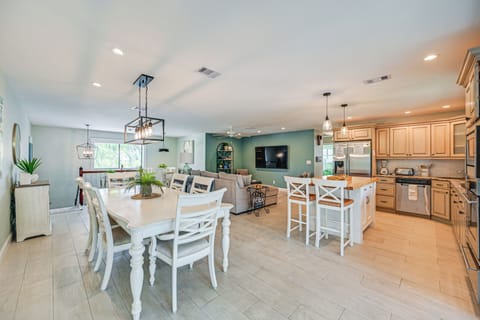 Dining Area | Dishware & Flatware | Upper Level