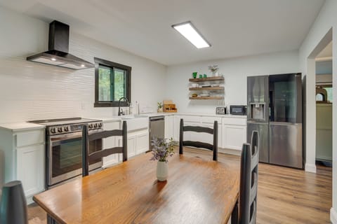 Dining Area | 1st Floor | Dishware/Flatware | Central Heating & A/C