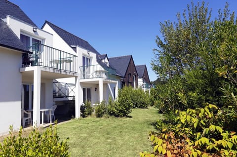 This house features a private entrance and a lovely balcony!