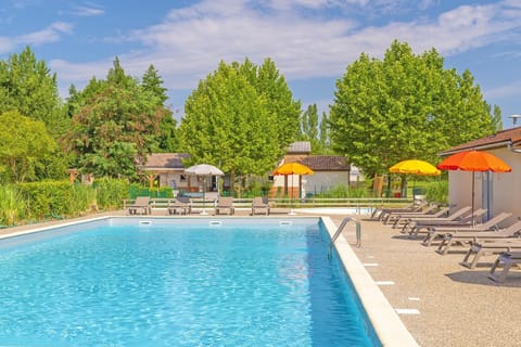 Spend time with loved ones in the lovely pool in the summer!