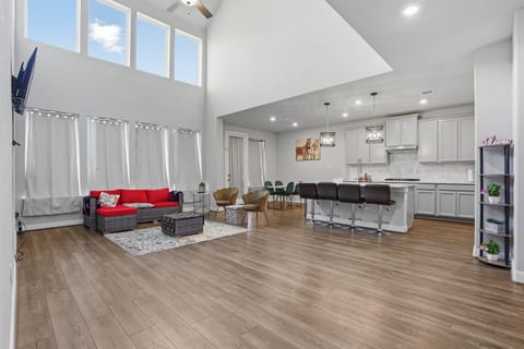 Floor, Flooring, Indoors, Architecture, Building