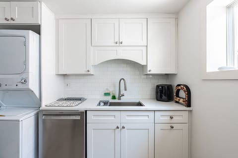 1st FL full size kItchen with dish washer and washer and dryer 