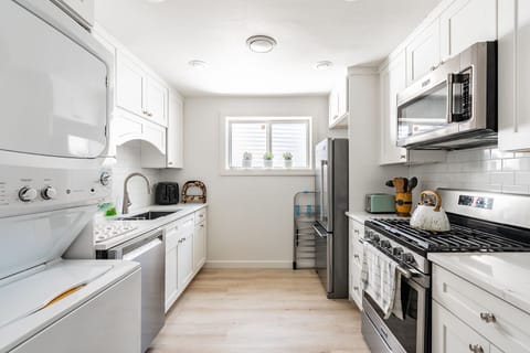 1st FL full size kItchen with oven, dish washer, luandry machine, gas stove ..