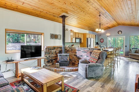 Crescent Vacation Rental | 2BR | 2BA | 1,000 Sq Ft | 1 Step to Access